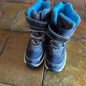 Little boys snow boots size 9